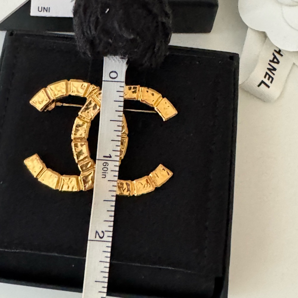 NEW Chanel Brooch 22A, Golden - Picture 6 of 10